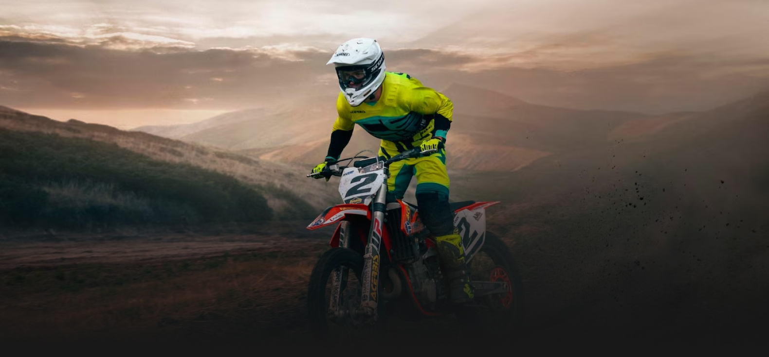 Motocross au coucher de soleil